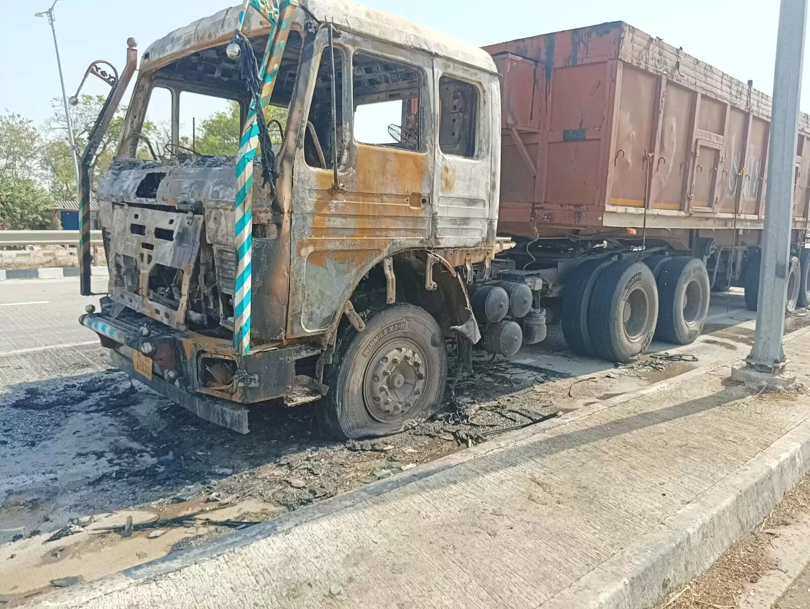 शॉर्ट सर्किट से धू-धू कर जला ट्रक, चालक बाल-बाल बचा