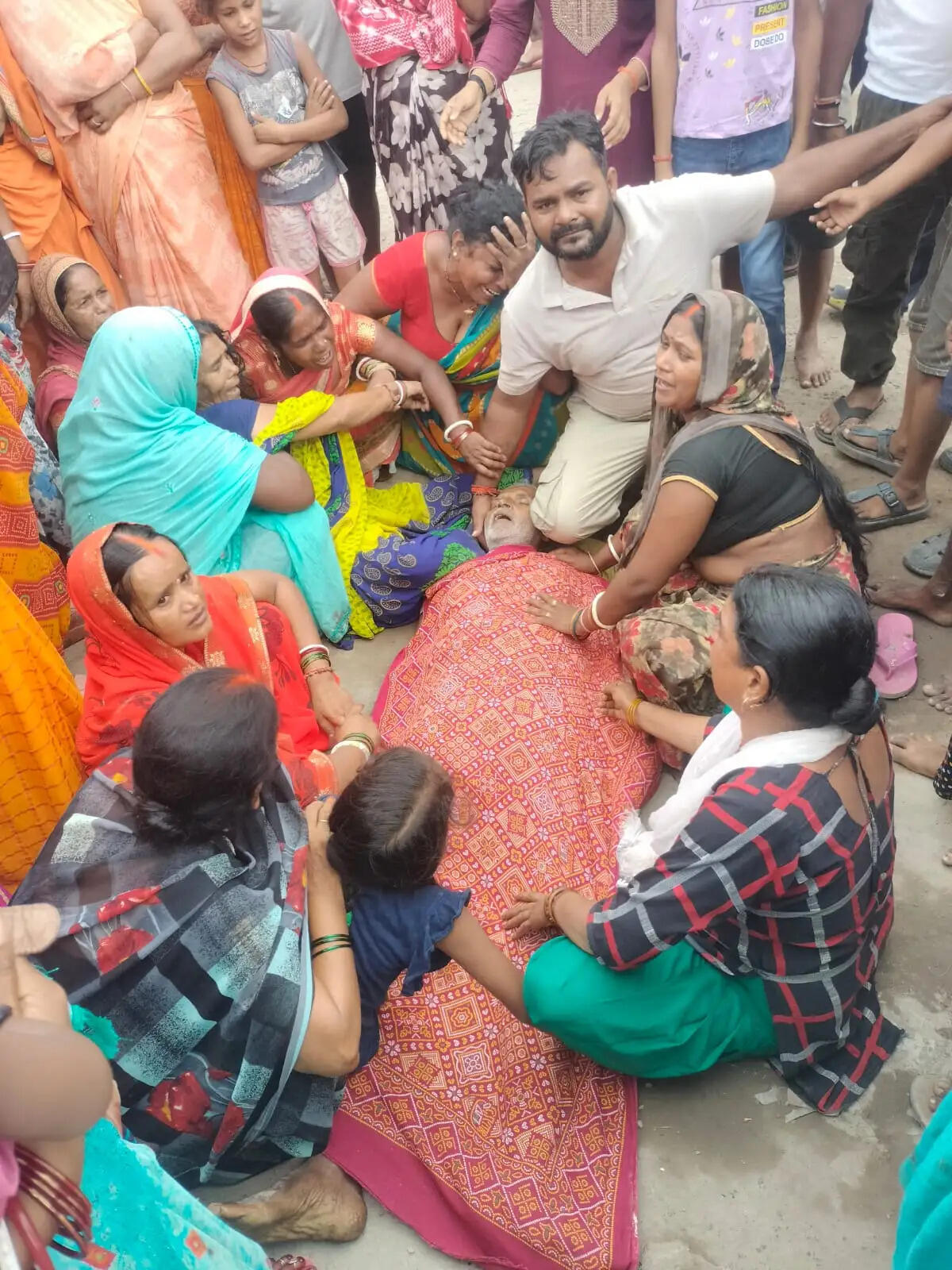 छपरा में वाहन की चपेट में आने से बुजुर्ग की मौत, आक्रोशित लोगों ने किया सड़क जाम