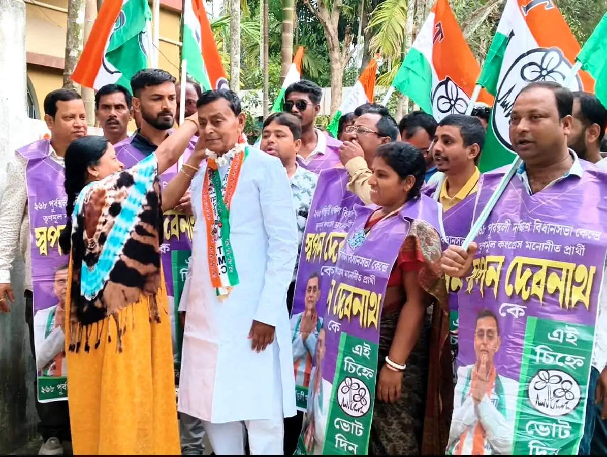 चुनाव 26 : शोभायात्रा के साथ स्वपन देवनाथ ने भरा नामांकन