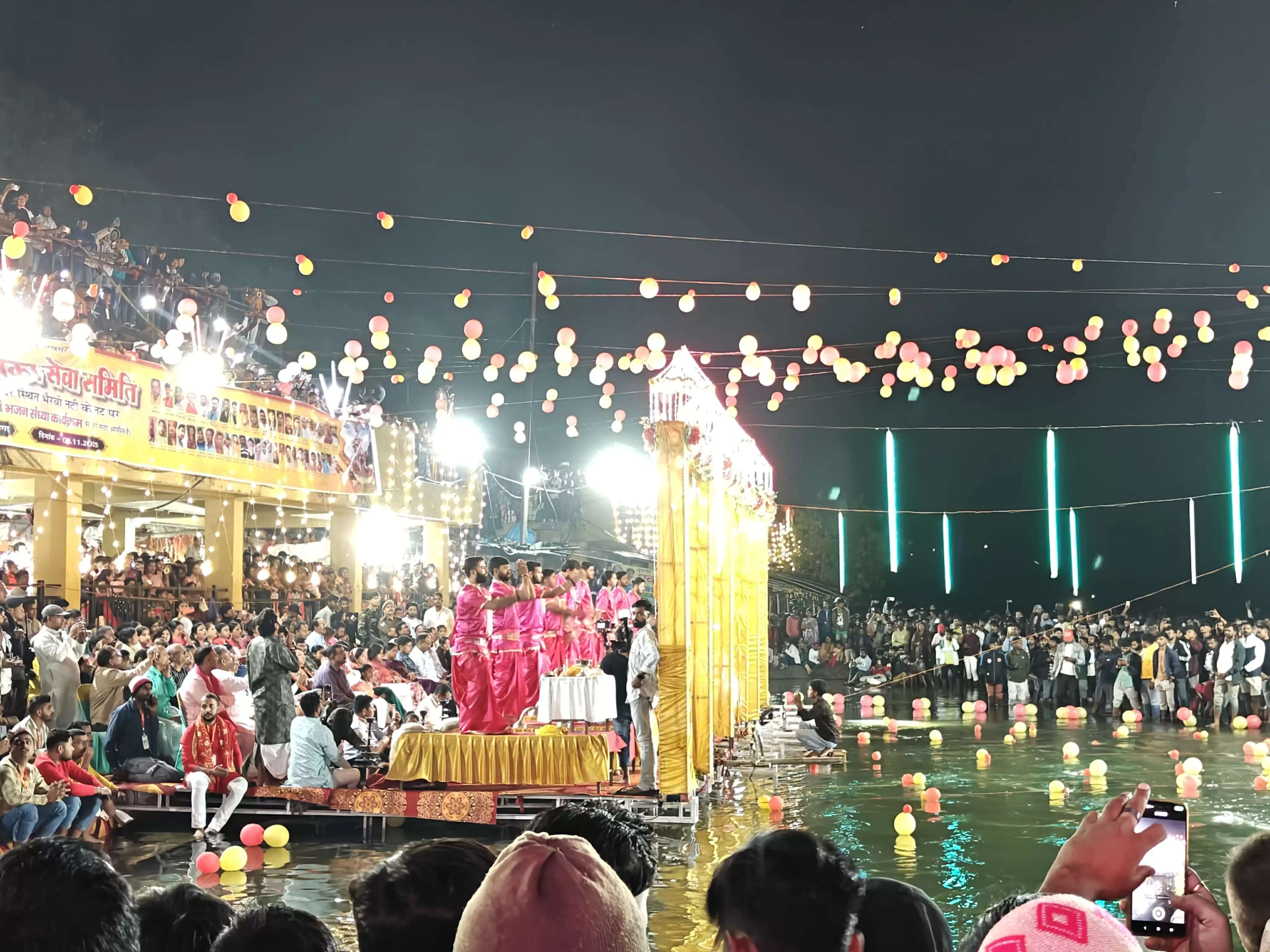 रजरप्पा में भैरवी नदी तट पर हुई गंगा आरती, हजारों श्रद्धालु हुए शामिल