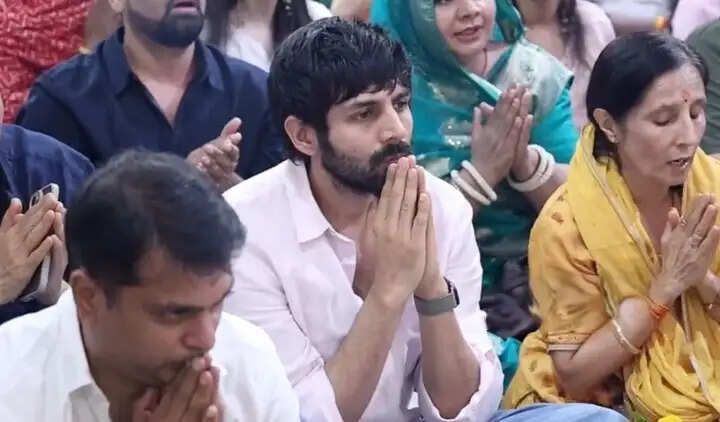 अभिनेता कार्तिक आर्यन ने लिया महाकाल का आशीर्वाद, ओडिशा के राज्य मंत्री गोकुला नंदा भस्म आरती में हुए शामिल