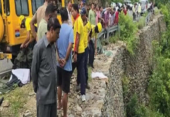 उत्तराखंड : खाई में गिरी कार, पांच लोगों की मौत, एक लापता