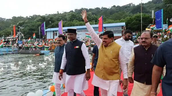 भोपाल के बड़ा तालाब&nbsp;में&nbsp;350 से अधिक नावों के साथ निकली नौका तिरंगा यात्रा,&nbsp;मुख्यमंत्री&nbsp;ने&nbsp;दिया राष्ट्रभक्ति का संदेश