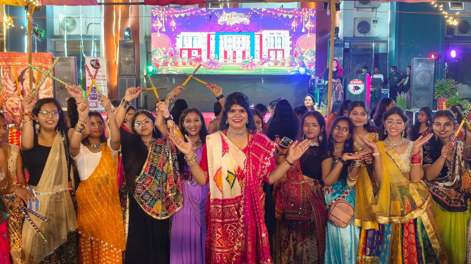 केयर ग्रुप ऑफ कॉलेज में डांडिया नाइट की धूम, महिलाओं और छात्राओं ने बिखेरे रंग