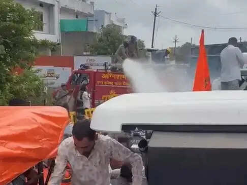 इंदौर में किसानों का उग्र आंदोलन, भोपाल कूच करते हुए पुलिस ने रोका, चलाए वाटर कैनन-छोड़े आंसू गैस