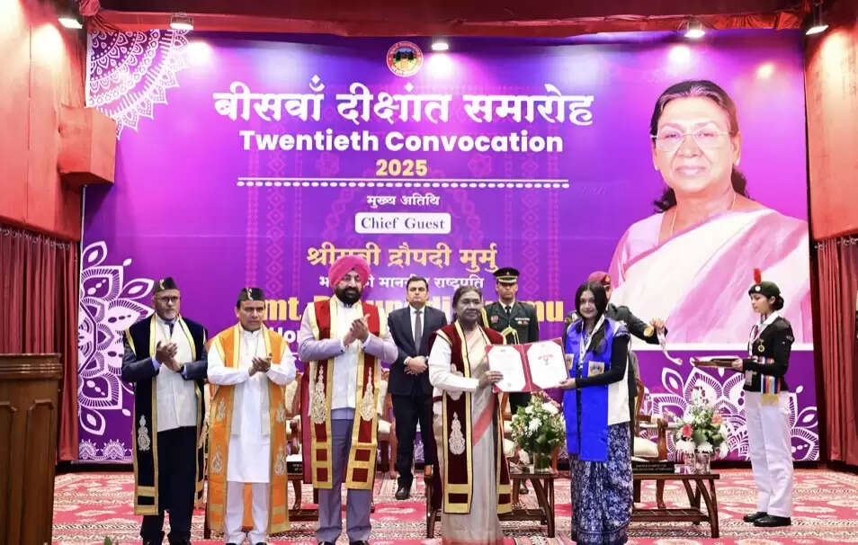 शिक्षा का उद्देश्य केवल ज्ञान नहीं, चरित्र और समाज सेवा की भावना भी होनी चाहिए: राष्ट्रपति