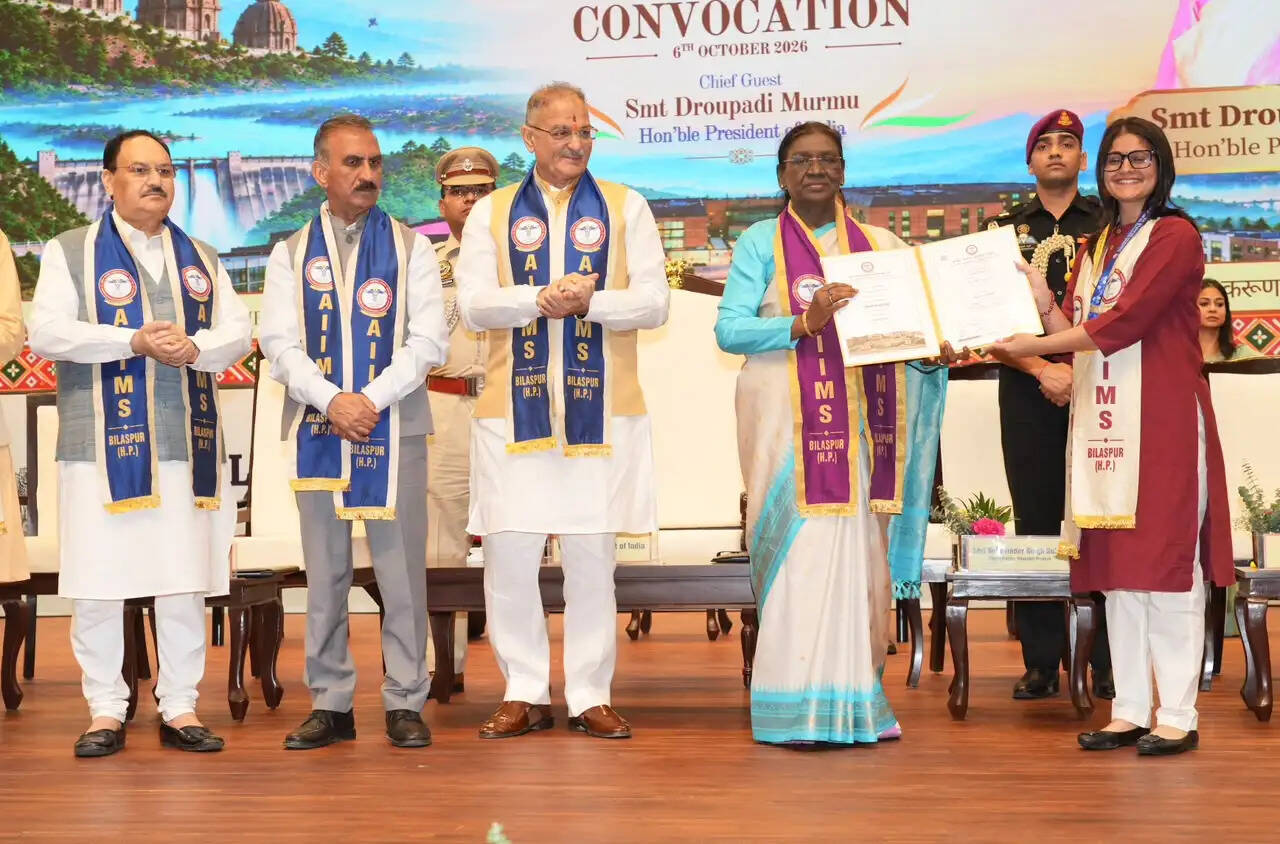 करुणा और सेवा भावना के साथ काम करें चिकित्सक, दूरदराज के क्षेत्रों में सेवा से पीछे न हटें : राष्ट्रपति