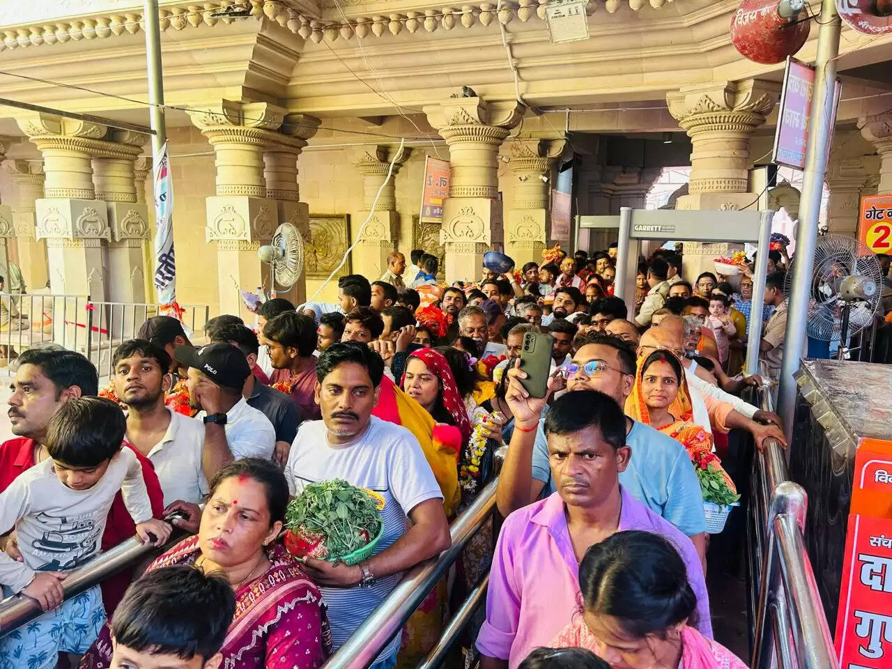 विंध्यवासिनी मंदिर में दो परिवारों के बीच झड़प, वीडियो सोशल मीडिया पर वायरल