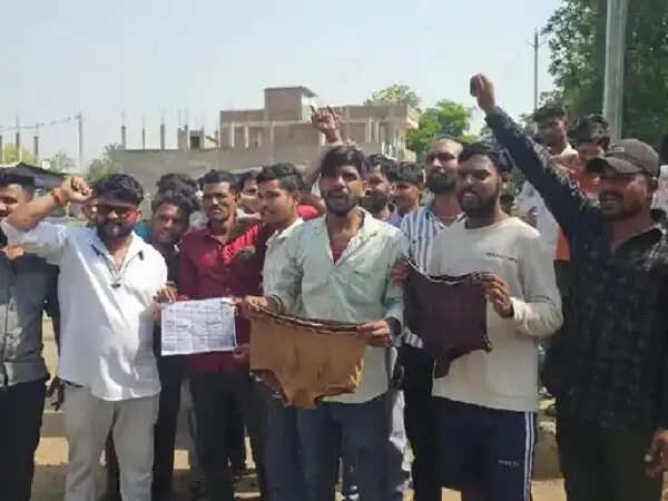 भोपाल:&nbsp;किराया बढ़ाने की मांग को लेकर ऑटो चालकों का अनोखा प्रदर्शन, फटे कपड़े दिखाकर जताई नाराजगी