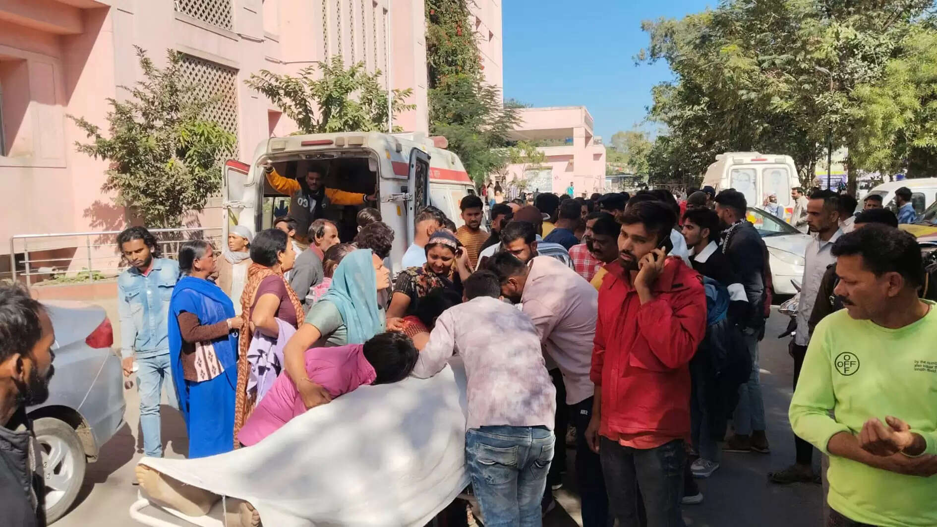 उज्जैनः चरक अस्पताल में उपचार के दौरान मरीज की मौत, सीएसपी की समझाइश के बाद बंद हुआ हंगामा