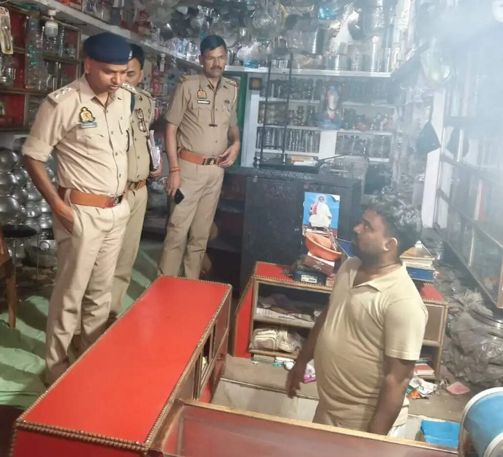 मीरजापुर: सर्राफा दुकान का शटर तोड़ लाखों के जेवर चोरी, जांच में जुटी पुलिस