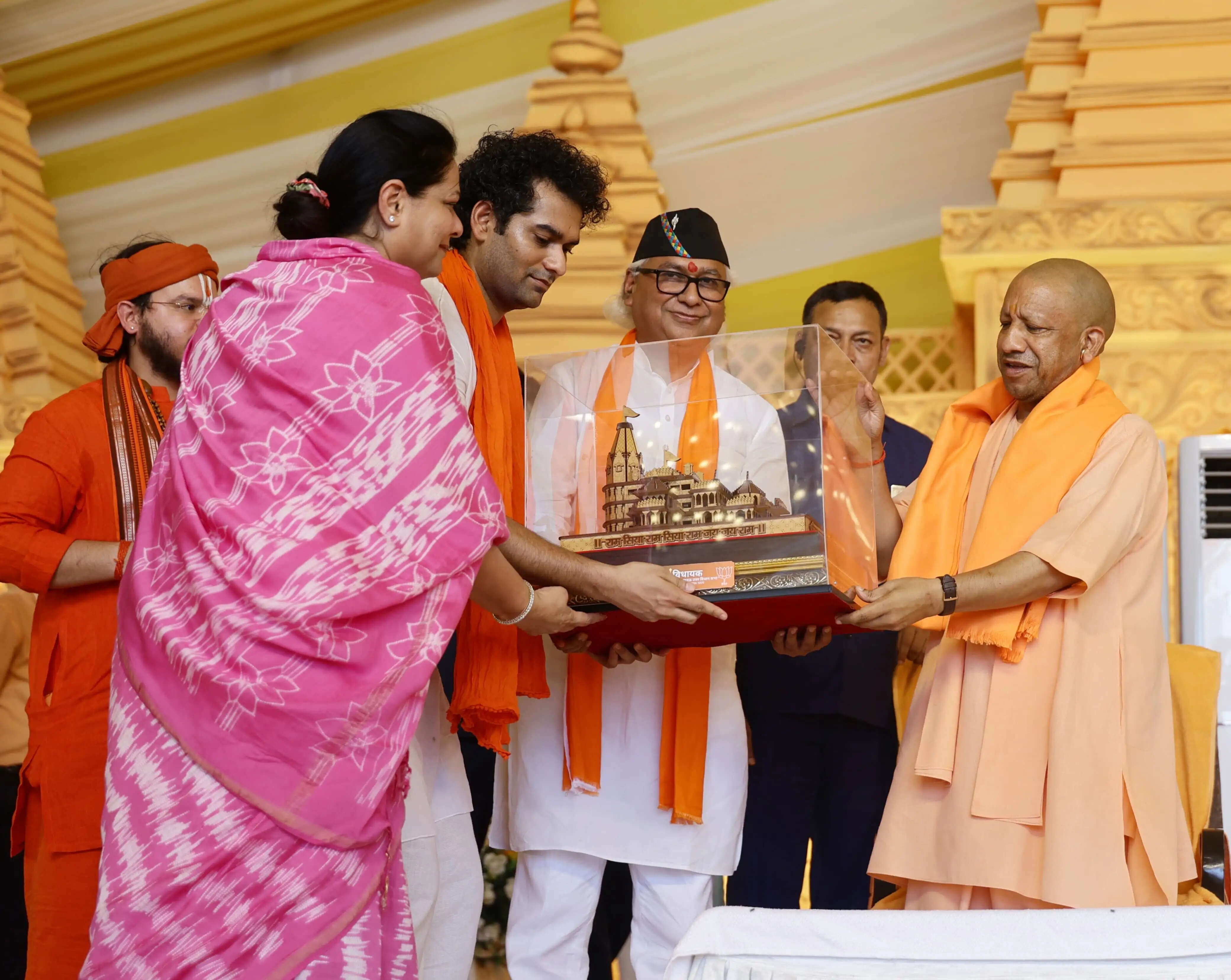 जगद्गुरु रामभद्राचार्य की कथा में पहुंचे मुख्यमंत्री योगी आदित्यनाथ