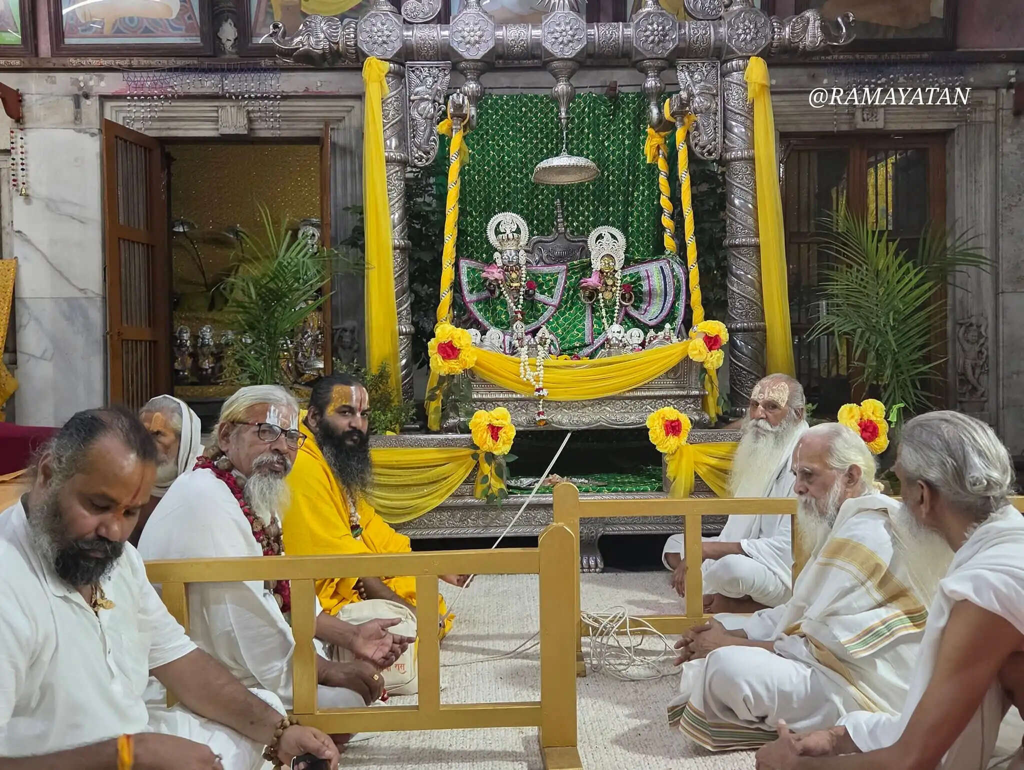 चलाे देखि आएं सिया रघुवीर झुलनवा झूल रहे...