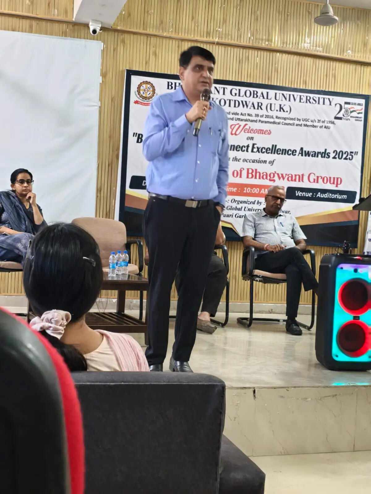 सड़क सुरक्षा का संदेश लेकर युवाओं के बीच पहुंचे आरटीओ