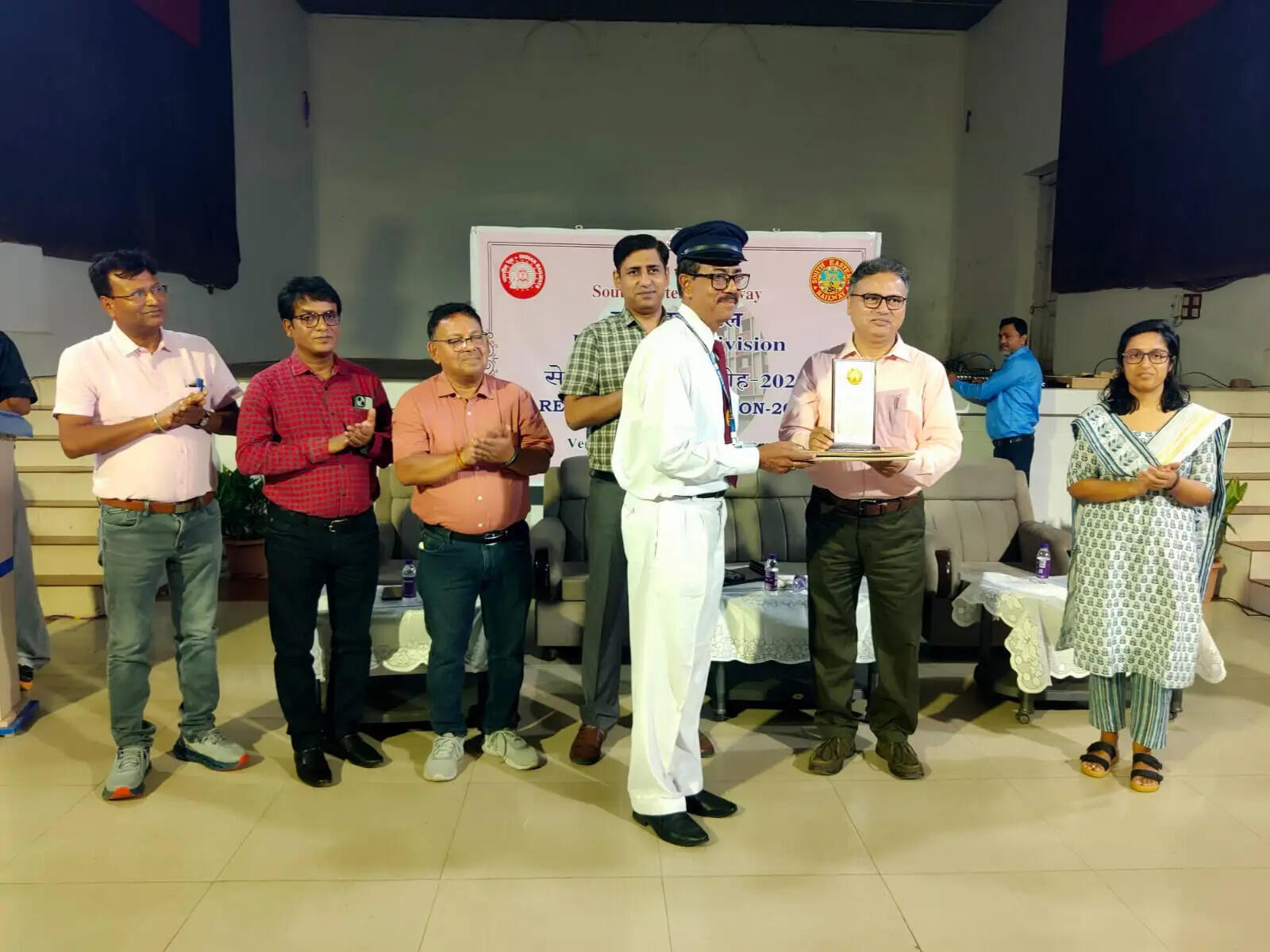 खड़गपुर मंडल में सेवानिवृत्त रेल अधिकारियों और कर्मचारियों का सम्मान