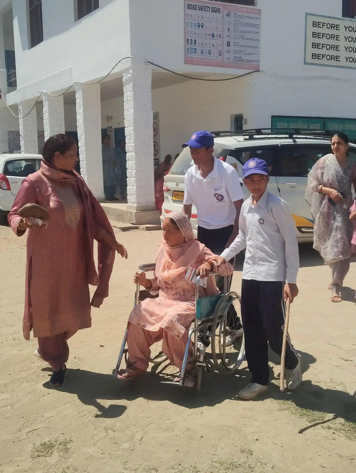 पंचायत चुनाव : मतदान केंद्रों पर एनएसएस वालंटियर्स बने सहारा, बुजुर्गों और दिव्यांगों की कराई वोटिंग