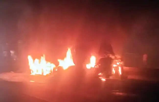 रेवाड़ी: दो ट्रालों की भिड़ंत, एक में लगी भीषण आग