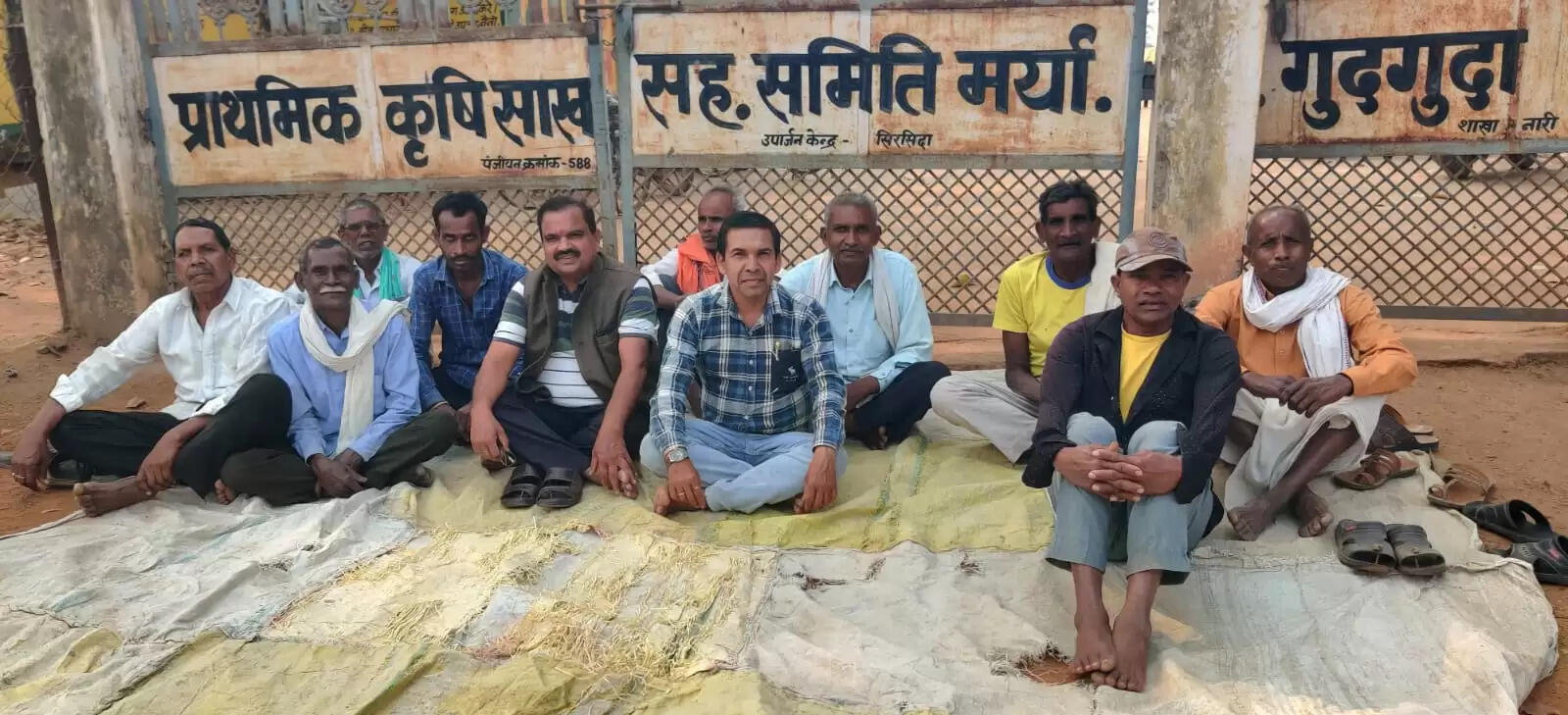 मुख्यमंत्री की घोषणा के बाद भी नहीं कटे टोकन, धान खरीद केंद्रों में किसानों का धरना