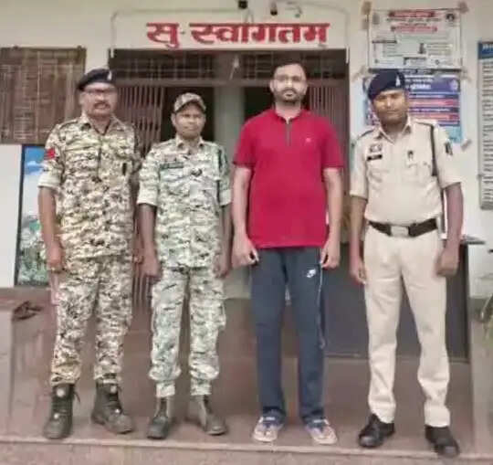 भोपालपटनम में नाबालिग छात्रा से छेड़छाड़ करने वाला फरार कम्प्यूटर शिक्षक गिरफ्तार