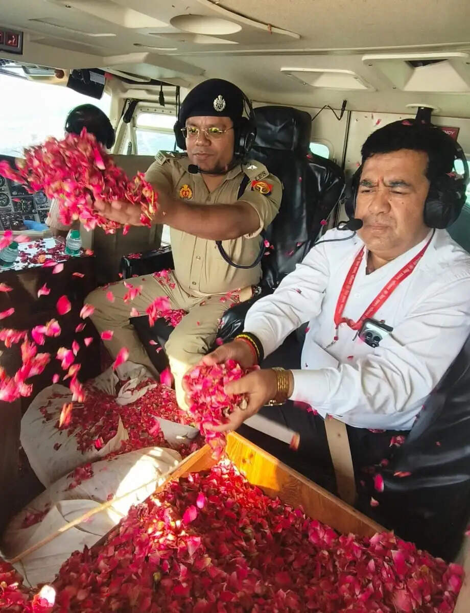 गाजियाबाद-हापुड़ में हेलीकॉप्टर से कांवड़ियों पर हुई पुष्प वर्षा, जयकारों से गूंजा कांवड़ मार्ग