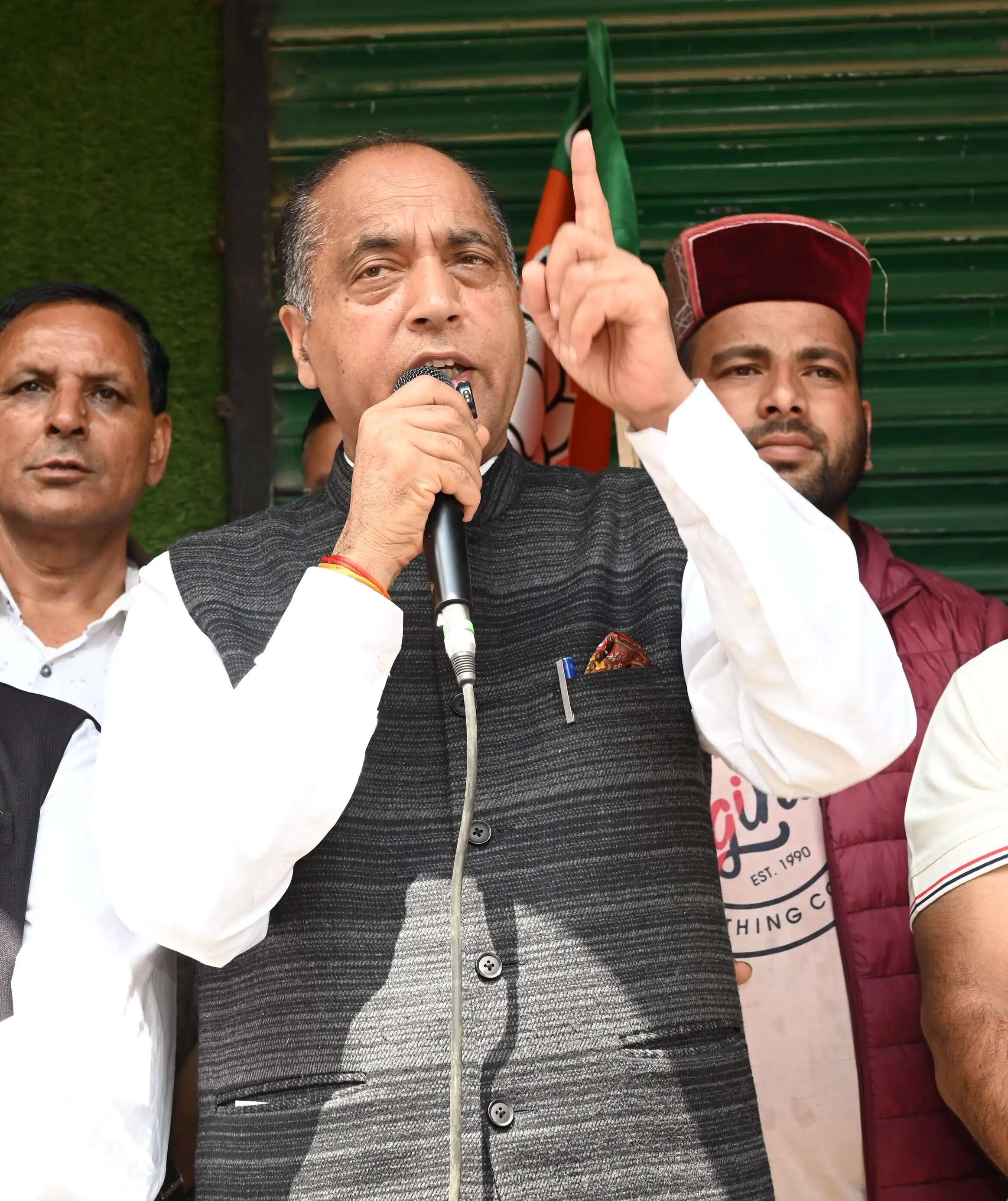 प्रशासनिक अधिकारियों की संख्या कम करने के बजाय अपने मित्रों के खर्चे घटाएं मुख्यमंत्री : जयराम ठाकुर