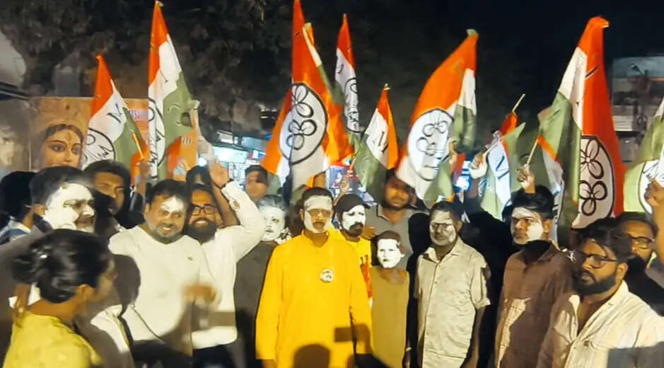 दिलीप घोष की टिप्पणी के विरोध में तृणमूल प्रत्याशी का पाउडर लगाकर प्रदर्शन