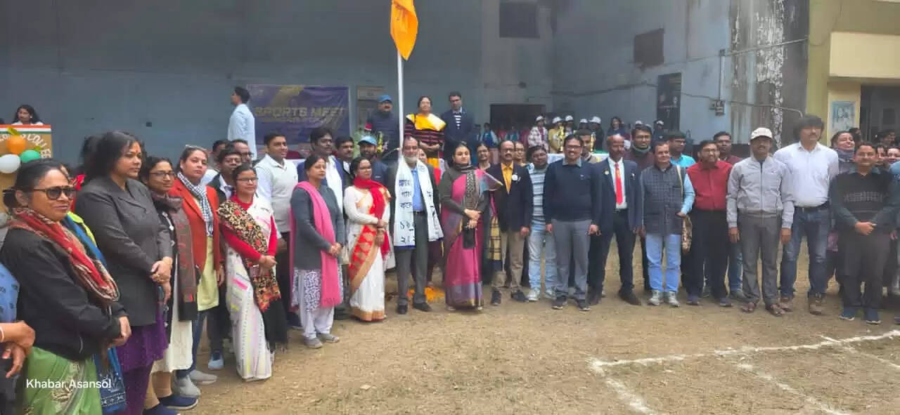 आसनसोल गर्ल्स कॉलेज में वार्षिक क्रीड़ा प्रतियोगिता में फुटबॉलर दीपेंदु विश्वास शामिल हुए