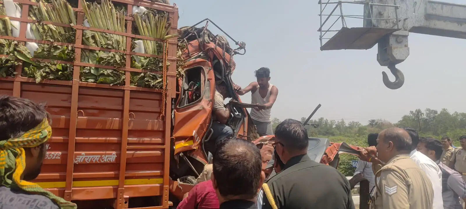 पूर्वांचल एक्सप्रेसवे पर सड़क हादसे में चालक की मौत, क्लीनर घायल