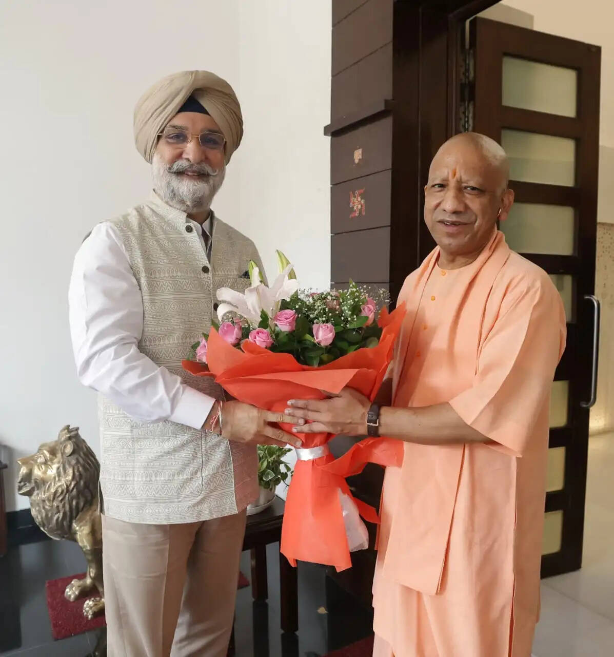 दिल्ली के उपराज्यपाल तरनजीत सिंह संधू ने मुख्यमंत्री योगी आदित्यनाथ से की शिष्टाचार भेंट