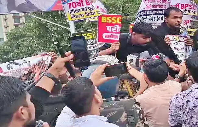 राजधानी पटना में प्रतियोगी परीक्षा में कथित धांधली को लेकर छात्रों ने किया प्रदर्शन