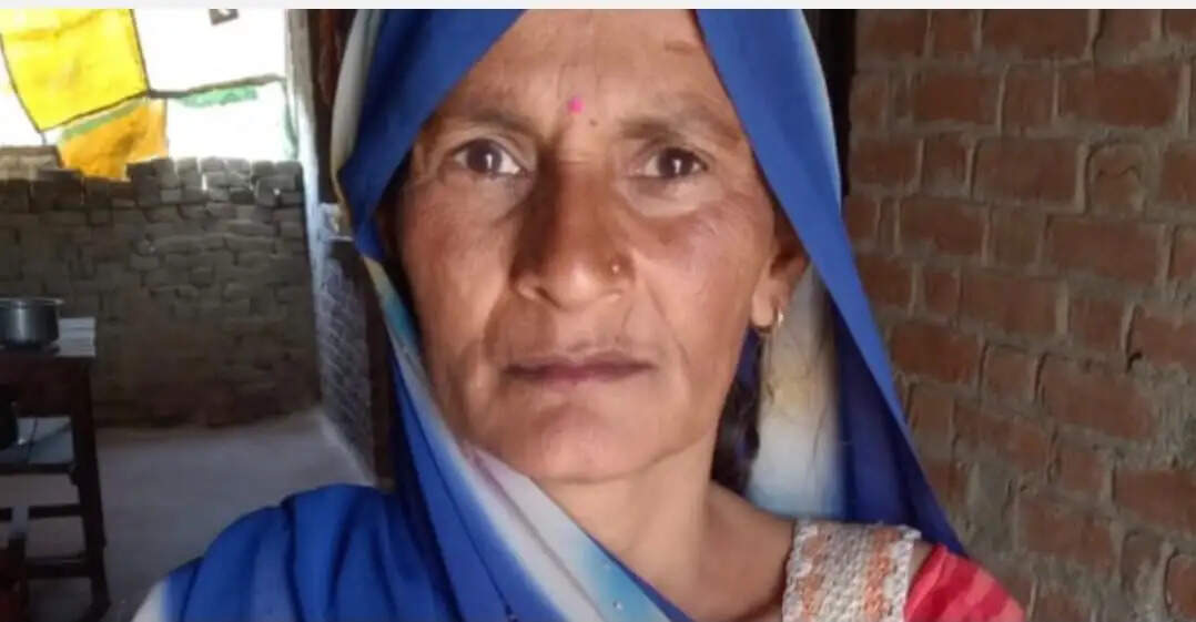 मिट्टी खोदते समय टीला धसा, मलवे में दबकर महिला की मौत