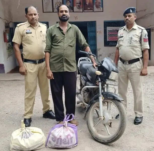 शराब के अवैध कारोबार से जुड़े लोगों के खिलाफ पुलिस ने कसा शिकंजा