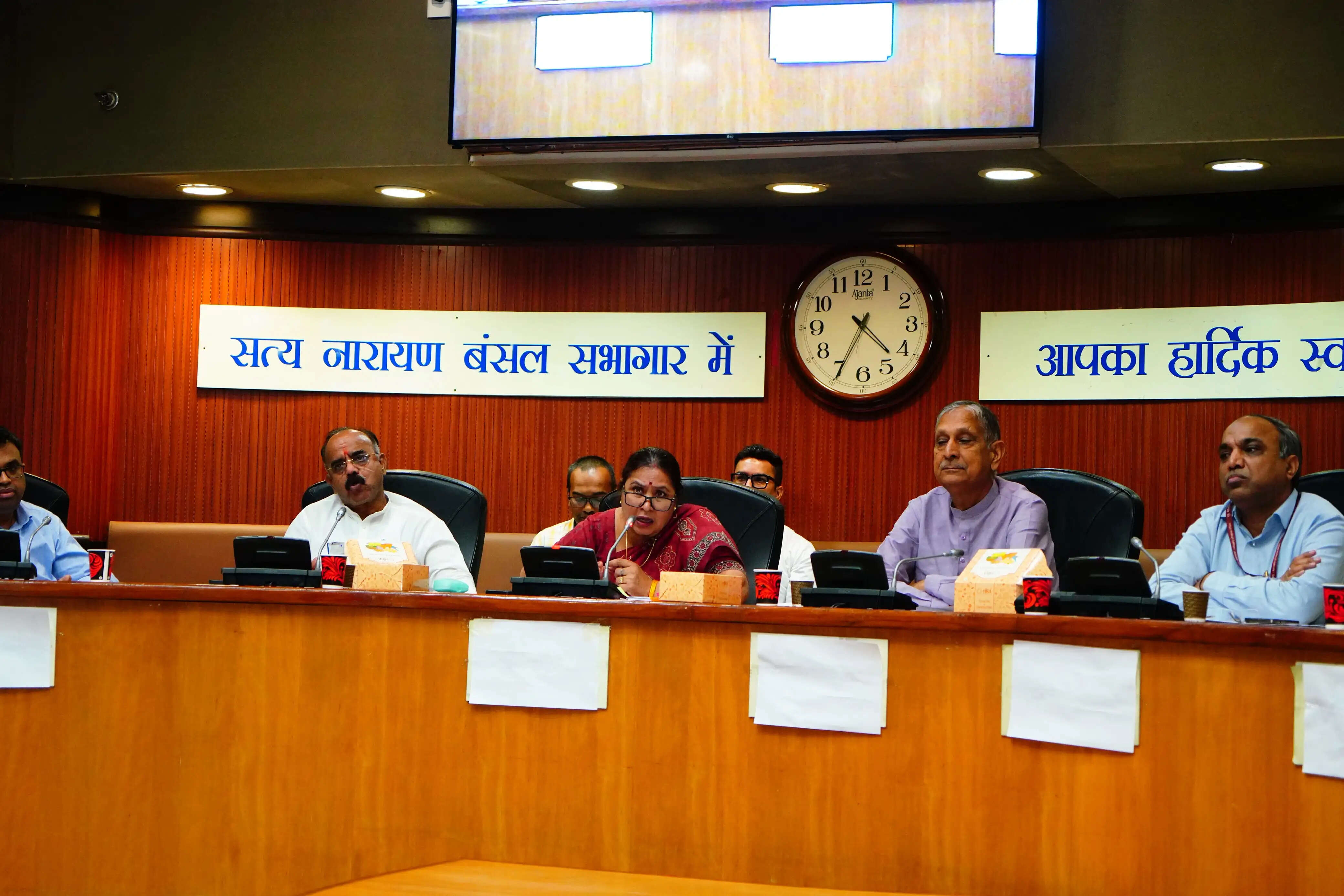 स्थायी समिति अध्यक्ष सत्या शर्मा ने अतिरिक्त आयुक्तों एवं वरिष्ठ अधिकारियों के साथ की समीक्षा बैठक