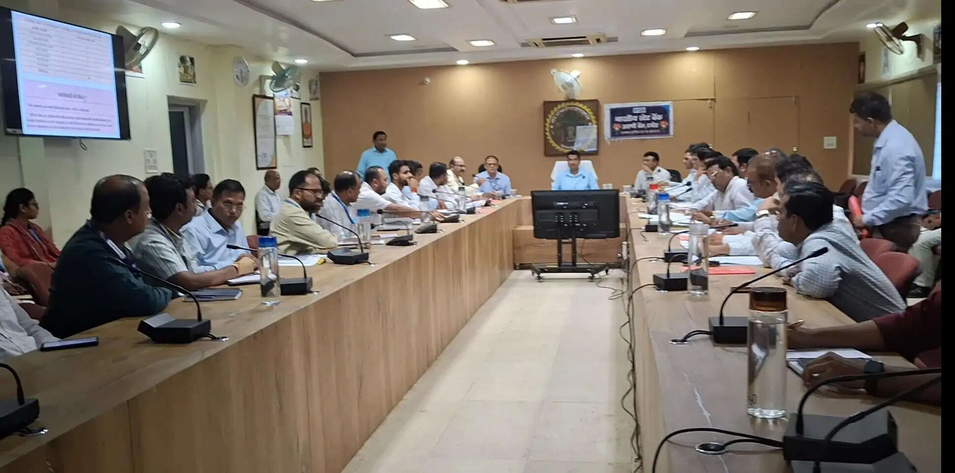 दमोह: कलेक्टर ने बैंकर्स को दिए सख्त निर्देश, सीएम हेल्पलाइन की अनदेखी पर नोटिस जारी