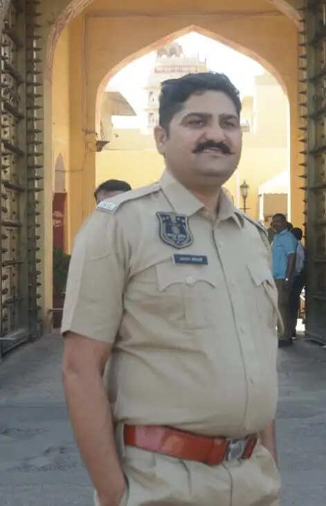 कांस्टेबल ने लिफ्ट सर्विस करने वाले युवक को कंधे पर 45 मिनट तक बैठाकर बचाई जान