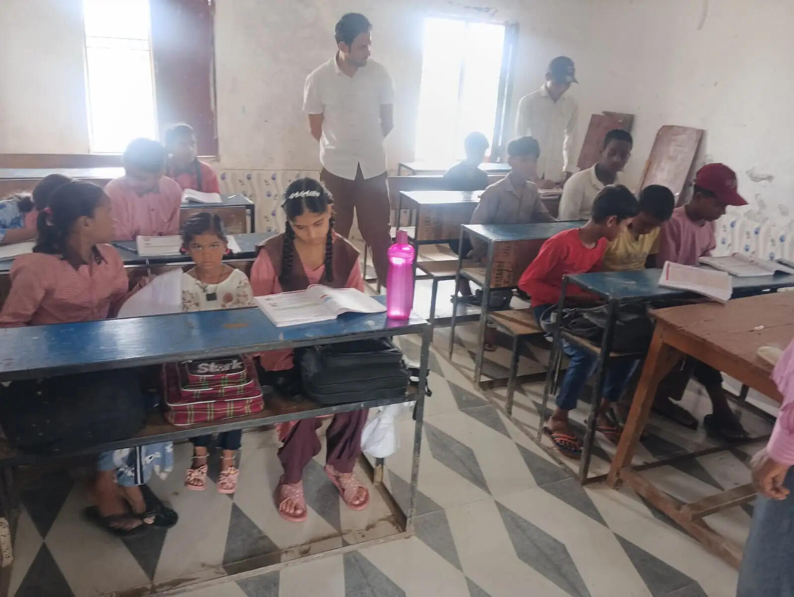 डीएम&nbsp;ने&nbsp;पांच स्कूलों के औचक निरीक्षण में कम छात्र&nbsp;मिलने&nbsp;पर&nbsp;जताई&nbsp;नाराजगी