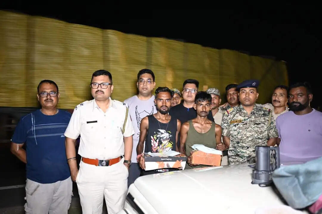 प्रतिबंधित कफ सिरप के साथ दो युवक गिरफ्तार