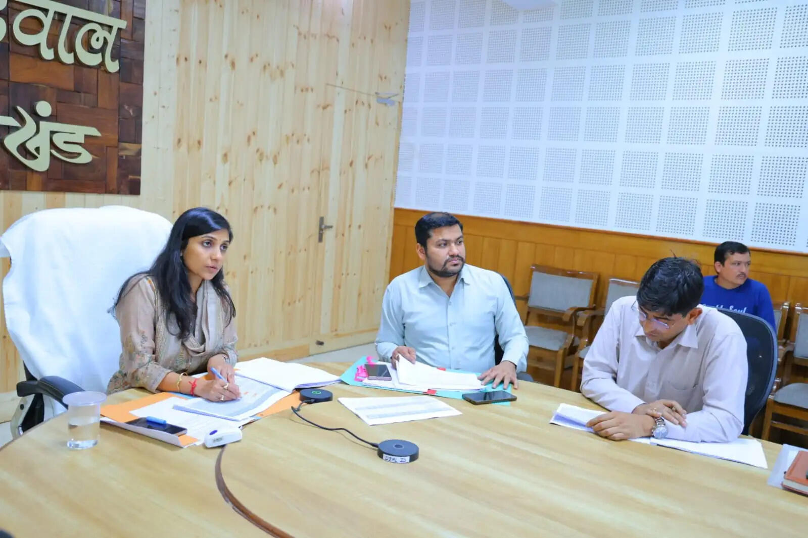 वन भूमि हस्तांतरण में सुस्ती पर डीएम सख्त, लोनिवि के अधीक्षण अभियंता का वेतन रोकने के निर्देश