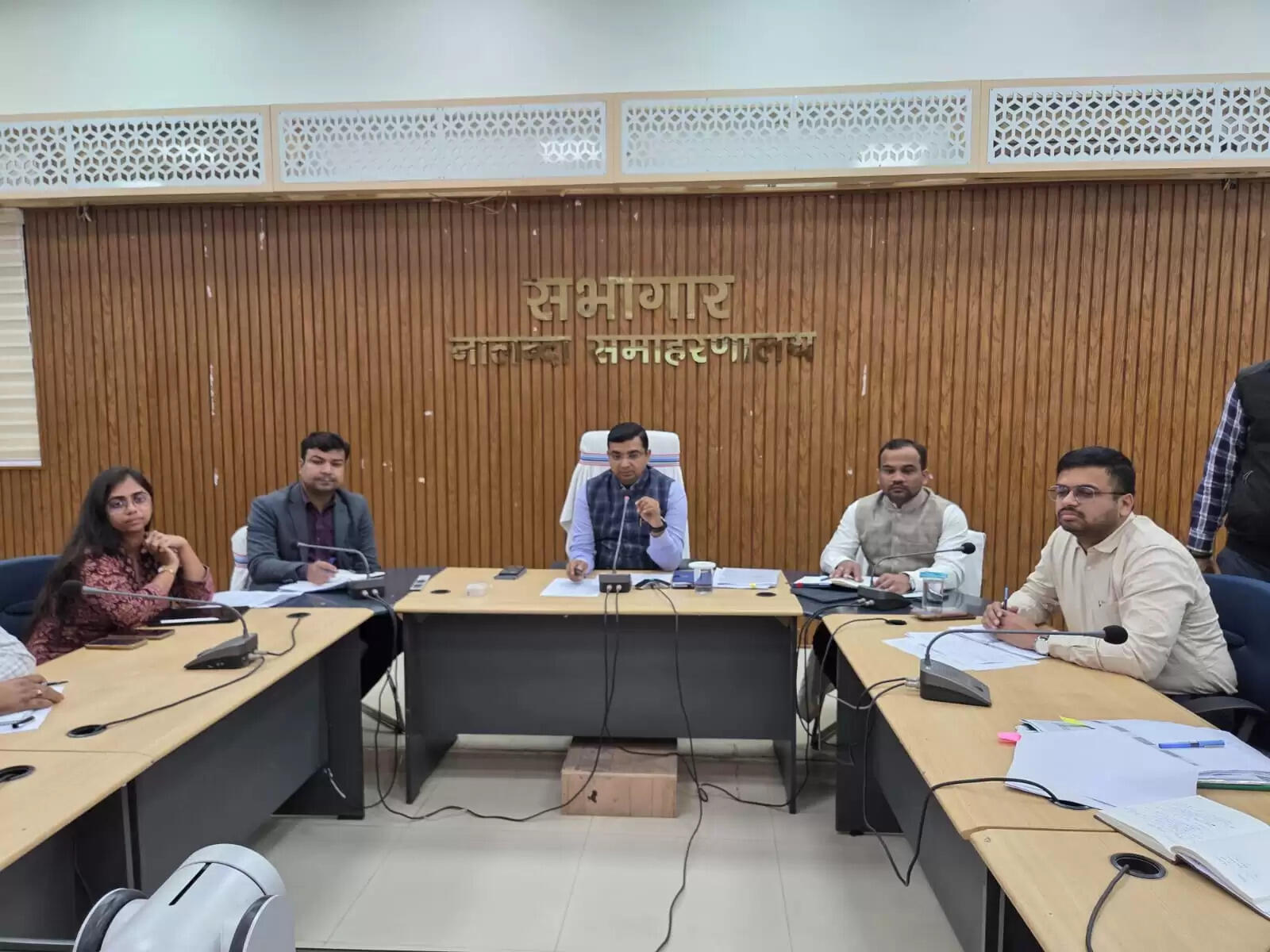 नालंदा जिले में विभिन्न स्टार्टअप गतिविधियों के प्रगति का डीएम ने किया समीक्षा