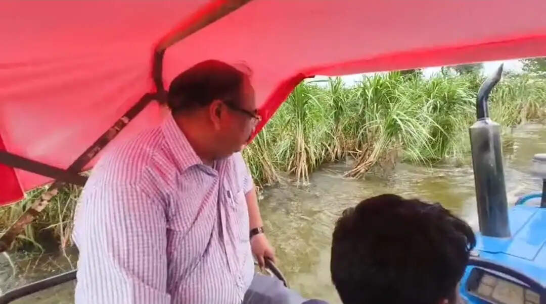 लखीमपुर खीरी : सीएमओ ने बाढ़ प्रभावित तमोलियन गांव में की गर्भवती माताओं से मुलाकात, एक को दी सीएचसी में भर्ती होने की सलाह
