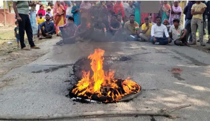 मतदाता सूची से नाम हटने पर पथावरोध, ग्रामीणों का प्रदर्शन