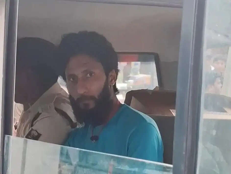 निर्मली में फोटो स्टूडियो पर पुलिस की छापेमारी, फर्जी दस्तावेज बनाने के आरोप में एक गिरफ्तार