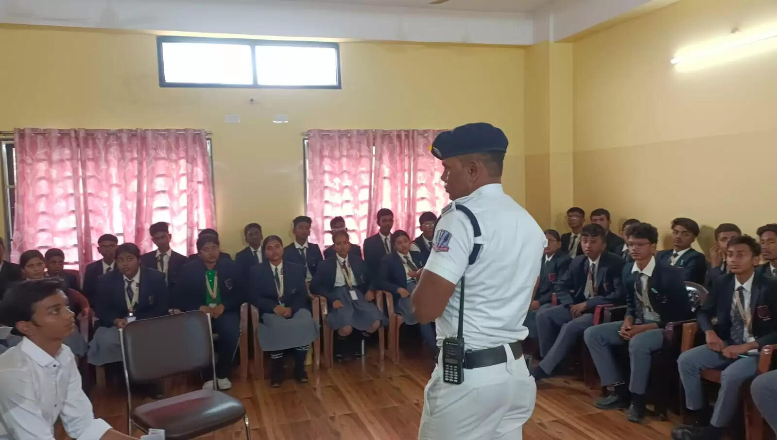 स्कूली छात्रों के साथ सड़क सुरक्षा जागरूकता कार्यक्रम