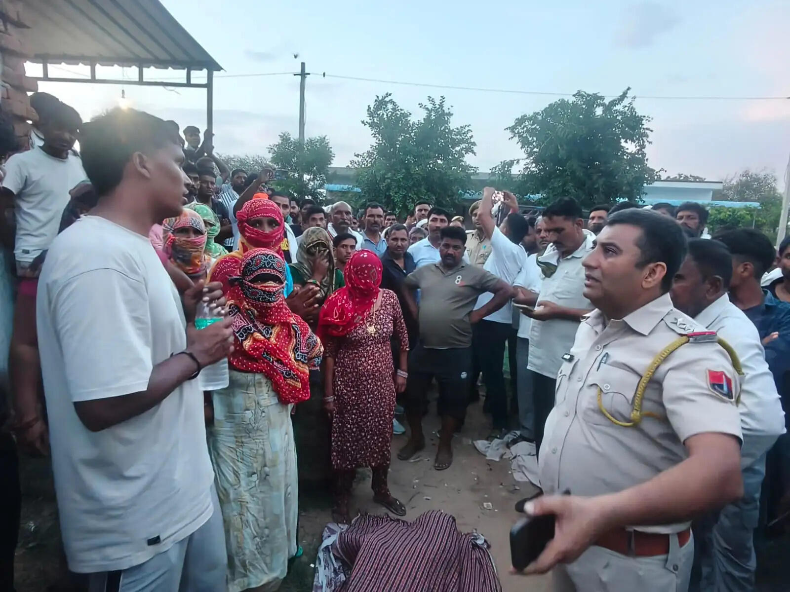 शराब की दुकान पर युवक की संदिग्ध मौत से बवाल