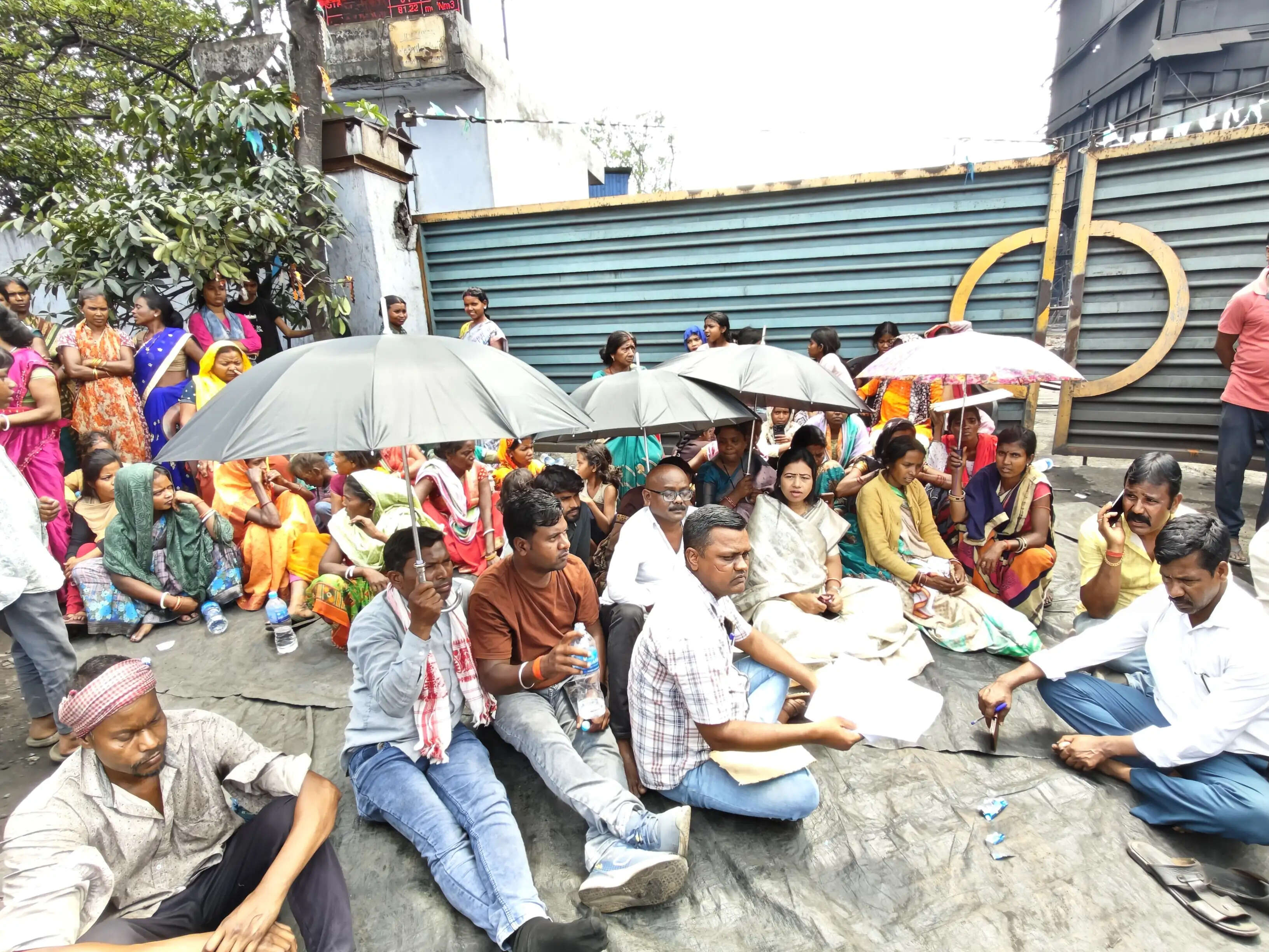 झारखंड इस्पात में 8 घंटे से जारी है वार्ता, धरने पर बैठे परिजन, नेताओं ने दिया समर्थन