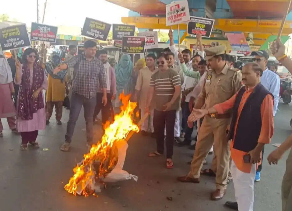 भाजपा का महिला आरक्षण बिल को लेकर प्रदर्शन, राहुल गांधी का पुतला फूंका