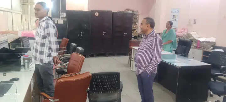 कैथल: डीएमसी के औचक निरीक्षण में बंद मिला ईओ कार्यालय, नोटिस जारी