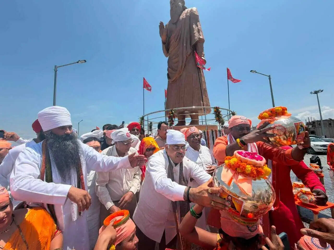 (राउंडअप) गुरु रविदास की जन्मस्थली सीरगोवर्धनपुर से 131 कलशों के साथ निकली भव्य शोभायात्रा