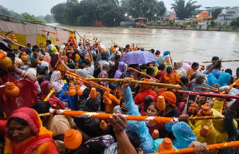 सीहोरः सावन के दूसरे सोमवार दो लाख से अधिक श्रद्धालु पहुंचे कुबेरेश्वरधाम