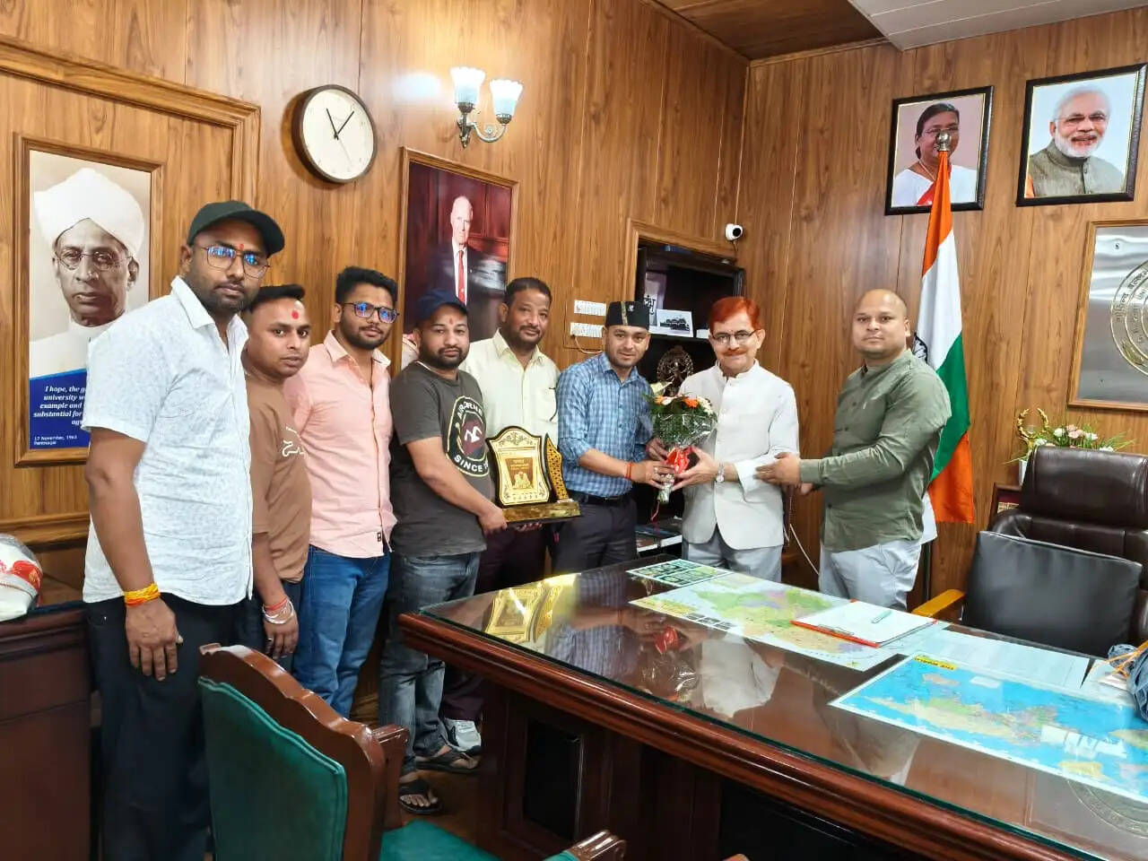 नवनियुक्त कुलपति प्रो. शिवेंद्र से मिले नगर पंचायत अध्यक्ष लोटनी